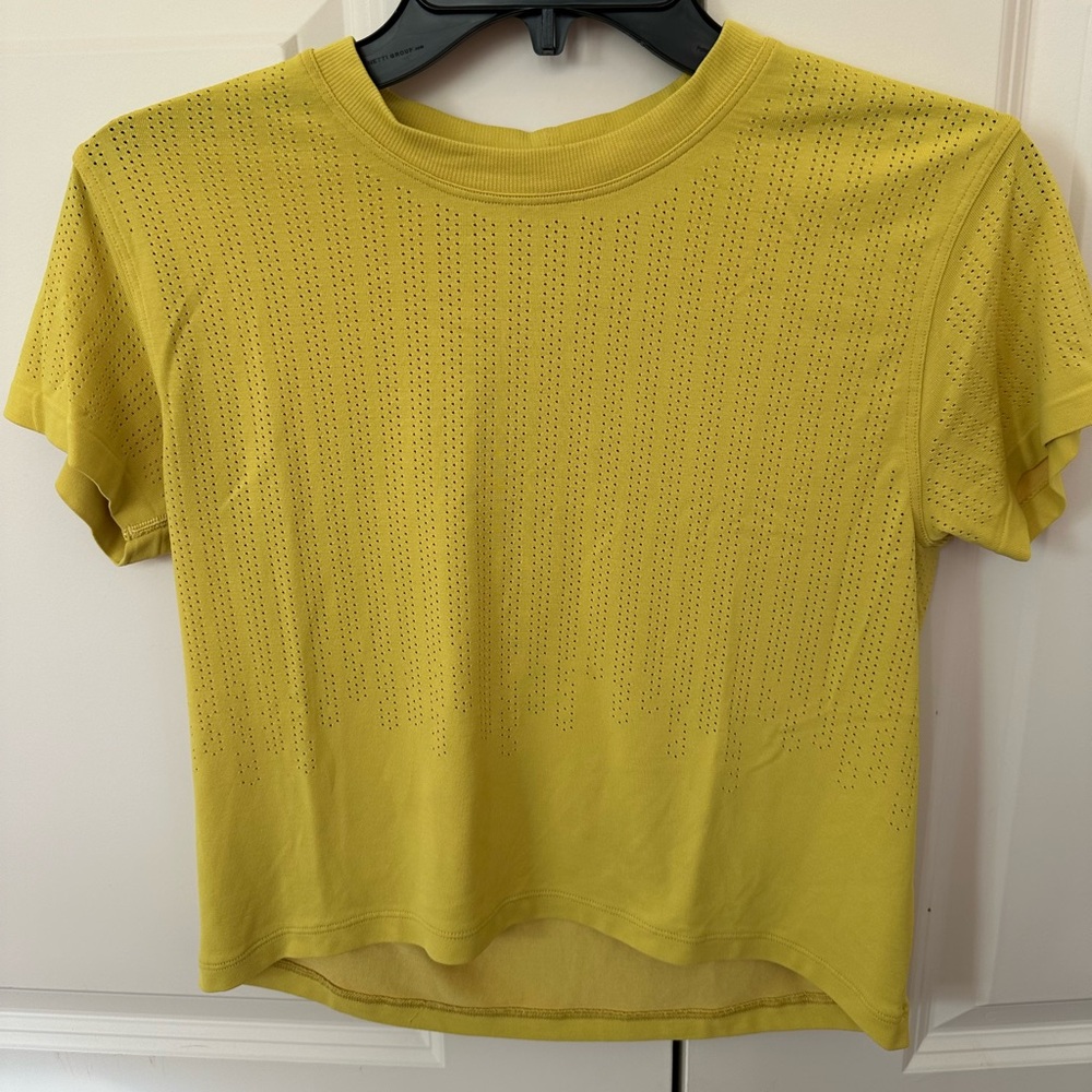 Lululemon trained to be short sleeve shirt